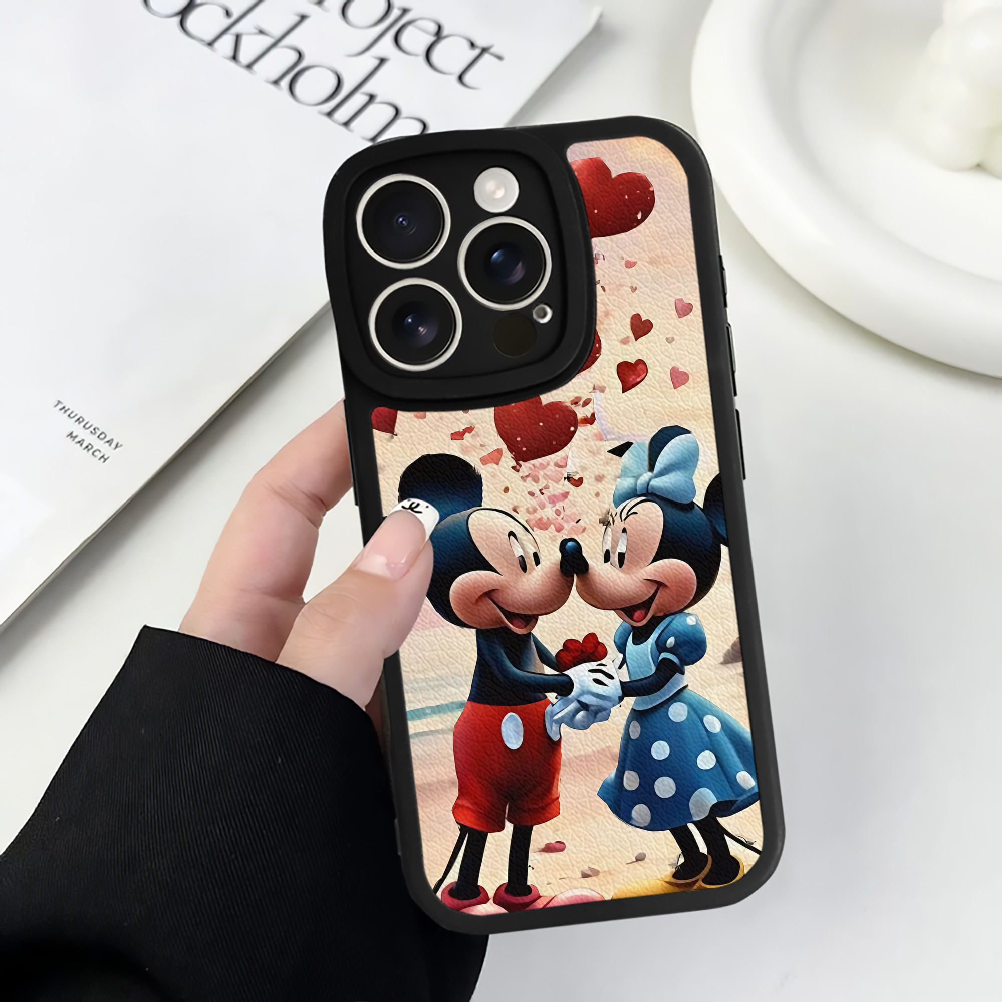 （画像用） ミッキーマウス Mickey Mouse 【iPhone 16シリーズ対応】シリコンスマホケース（レザー調） 材質：シリコン